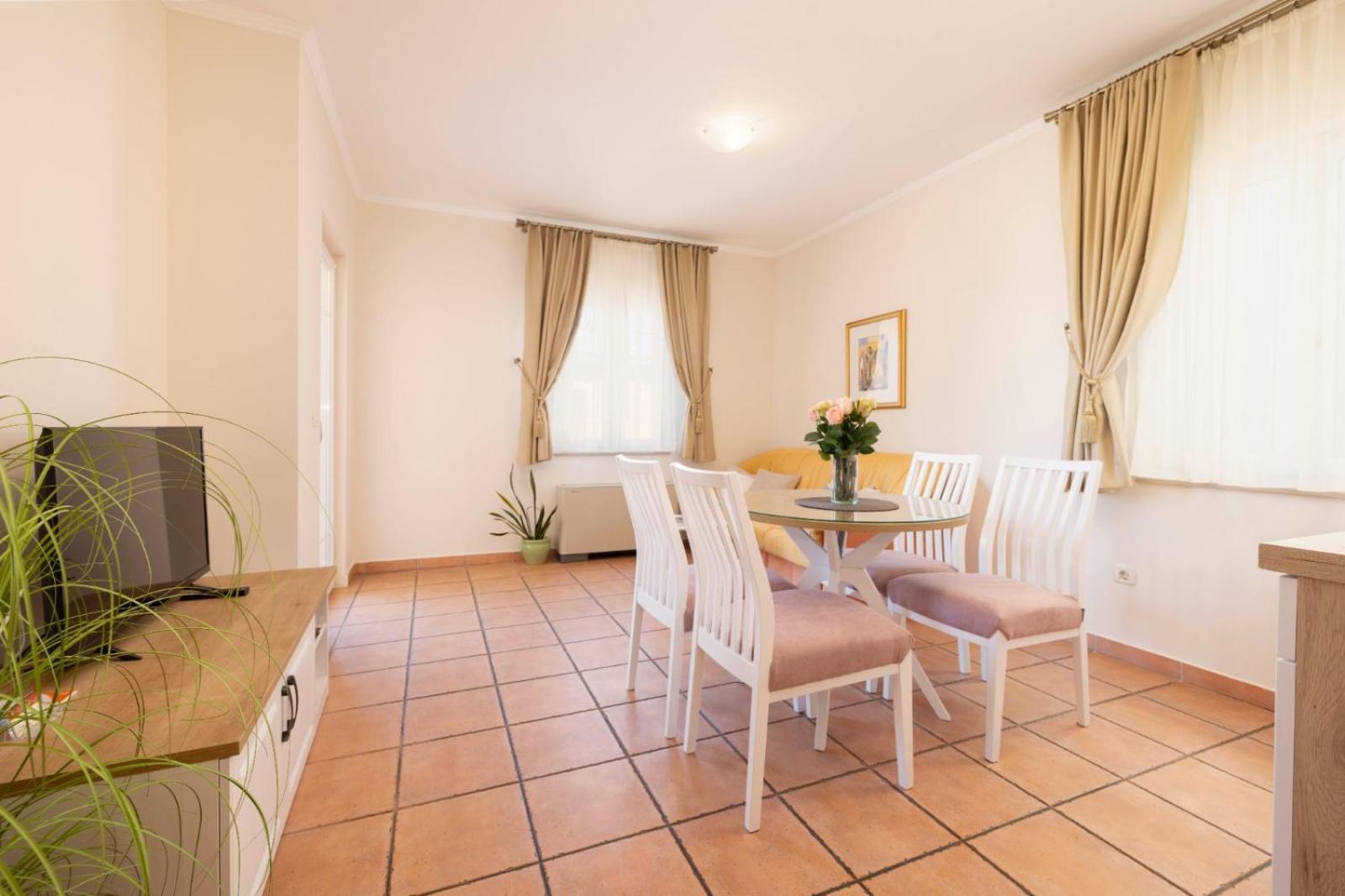 Aparthotel Villa Mozart Podgora Extérieur photo